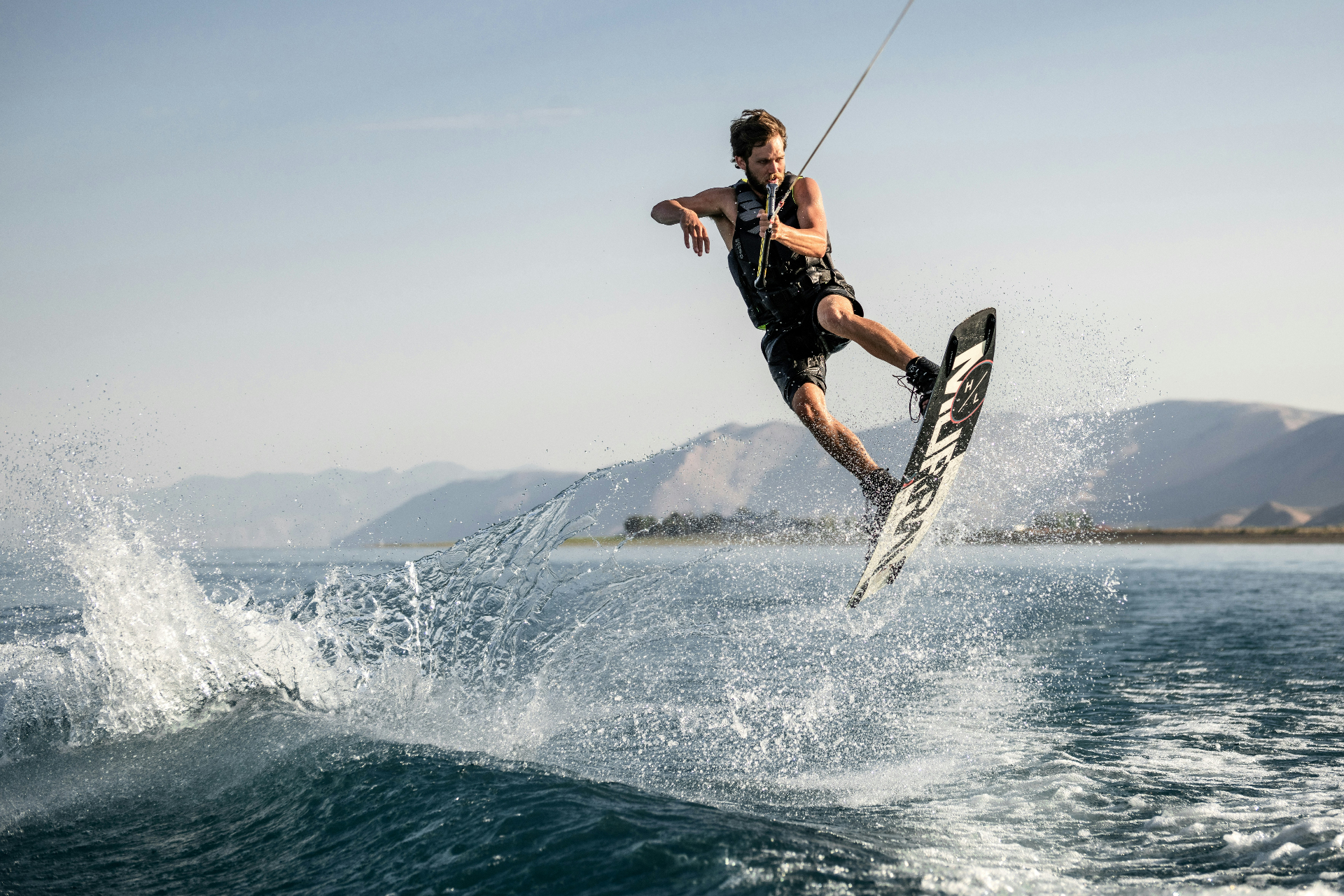 Wakeboarding vs. Wakesurfing